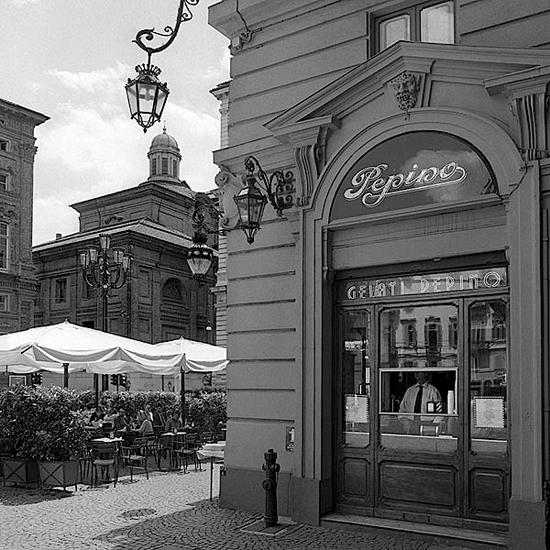 Die Gelateria von Pepino an der Piazza Carignano,
unweit vom Quartier das Friedrich Nietzsche 1888 in Turin bewohnte.

Thomas Steinert
1990/99, Piezo-Pigment-Print, 40 x 40 cm, Ed. 7

